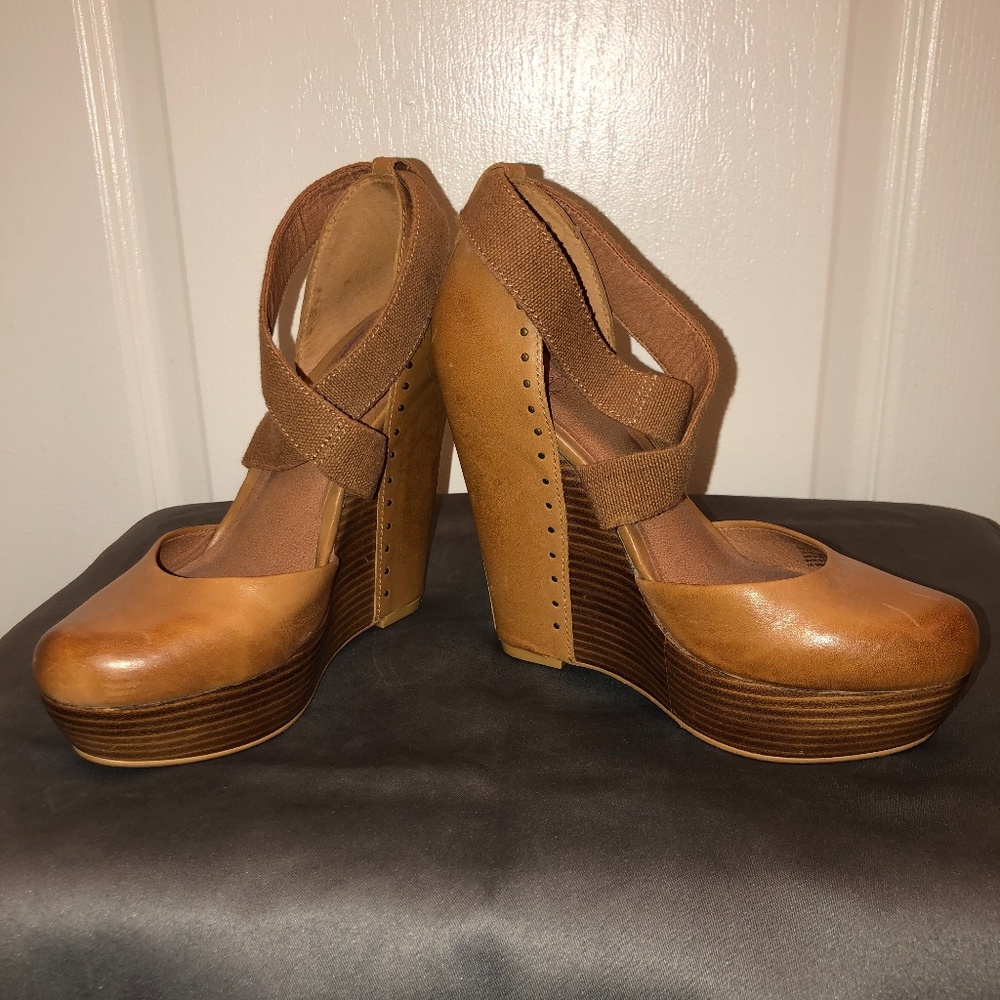 8M TRUE RELIGION platform wedges